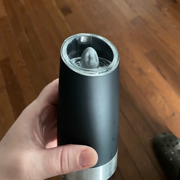 Gravity, electric salt and pepper shakers - Picture 2 of 6